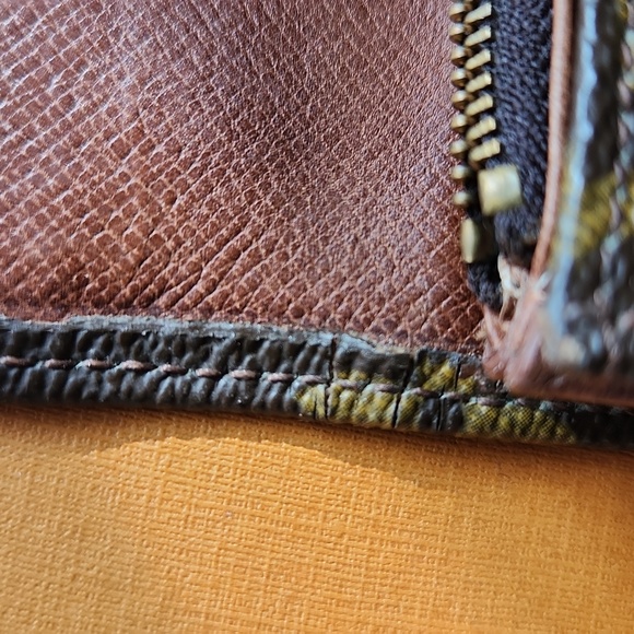 LOUIS VUITTON Vintage Monogram Long Wallet - Picture 8 of 9